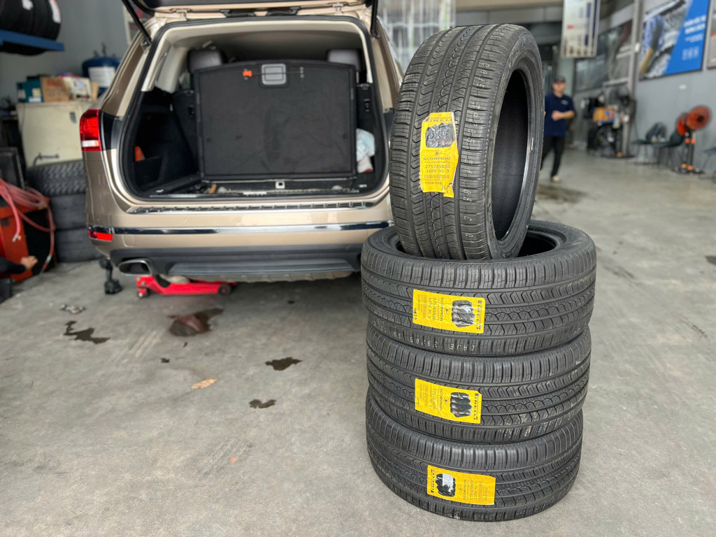 Volkswagen Touareg thay mới 4 vỏ Pirelli 275/45R20 P Zero Runflat chuẩn quốc tế tại trung tâm gara.