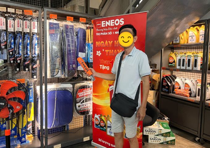 Thay nhớt ENEOS nhận quà tại Thanh An Autocare