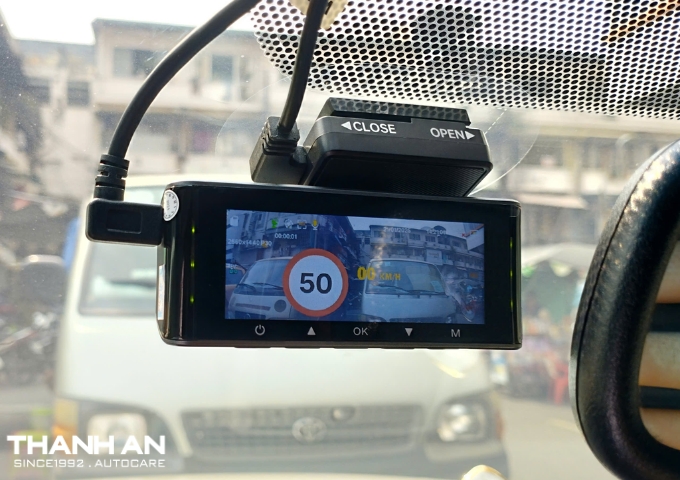 Cận cảnh hình ảnh camera hành trình Vietmap M1 ghi hình sắc nét kèm hiển thị cảnh báo tốc độ 60km/h sau khi lắp đặt tại gara