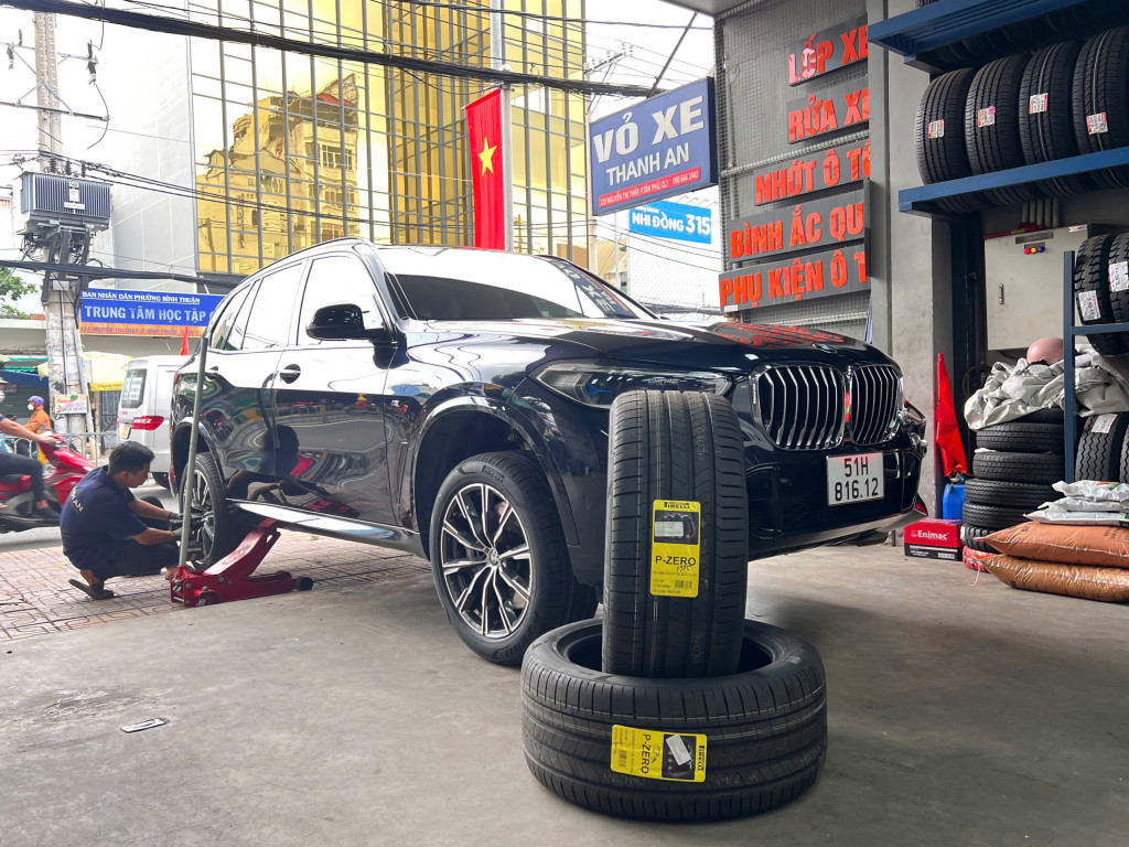 BMW X5 lựa chọn thay lốp Pirelli 275/45R20 P Zero Runflat để tối ưu khả năng vận hành tại gara.
