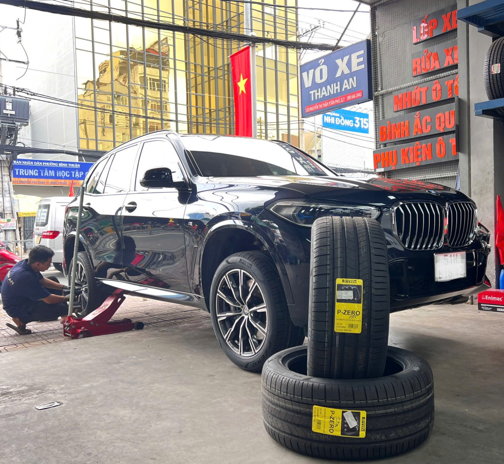 Kỹ thuật viên tiến hành lắp lốp Pirelli 305/40R20 P Zero PZ4 Runflat cho dòng xe BMW X5 tại xưởng máy.