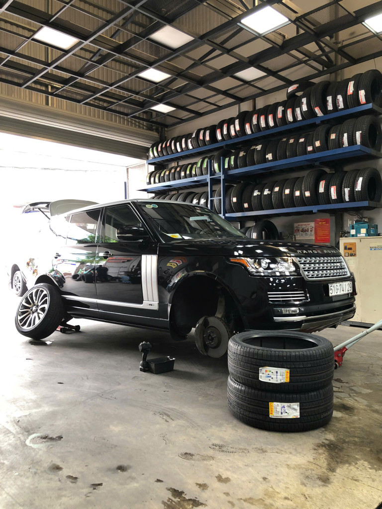 Land Rover Rang Rover thực hiện thay lốp Pirelli 275/45R20 P Zero Runflat tại gara chuyên nghiệp.