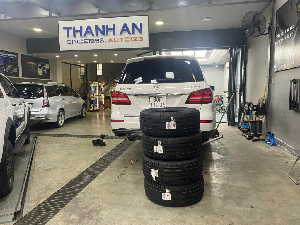 Mercedes GL400 thay 4 vỏ Michelin 275/50R20 Latitude Sport 3 MO Poland bền bỉ tại gara Thanh An.