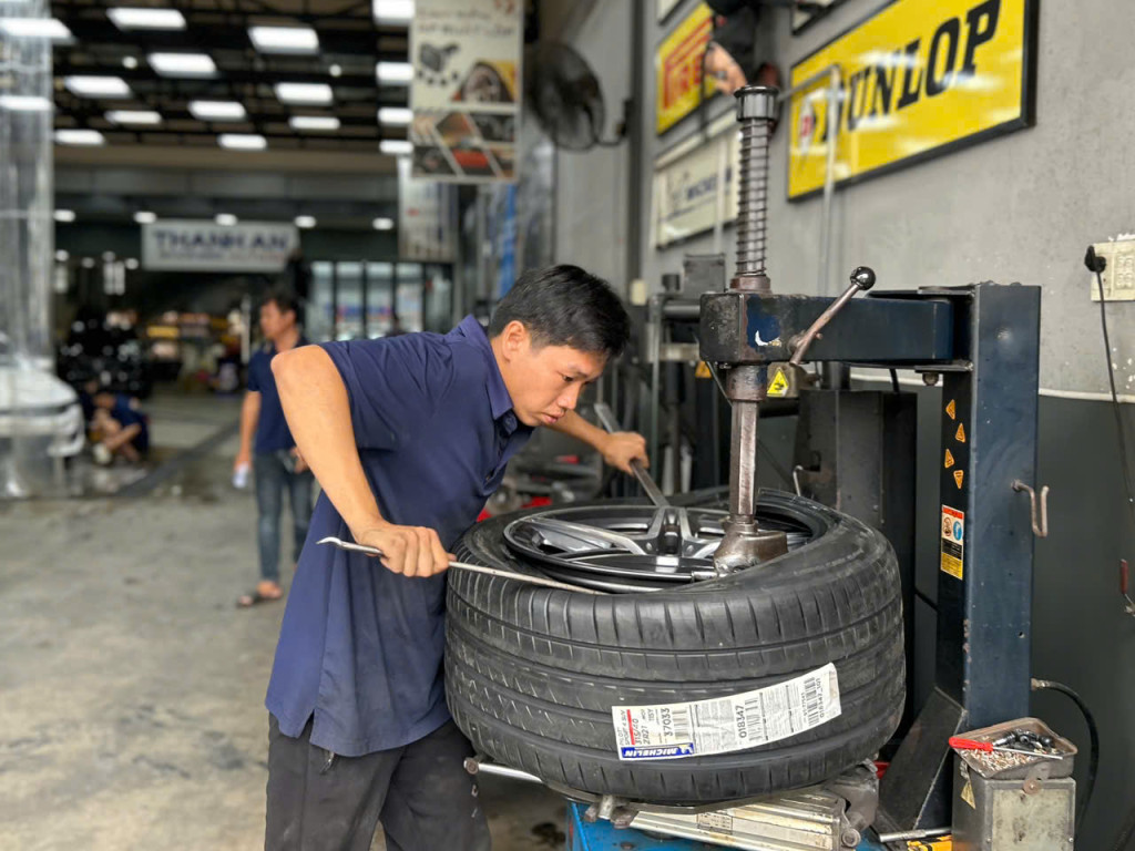 Mercedes Maybach GLS 450 thay vỏ Michelin 275/45R21 Pilot Sport 4 SUV Mỹ sang trọng tại gara chuyên nghiệp.