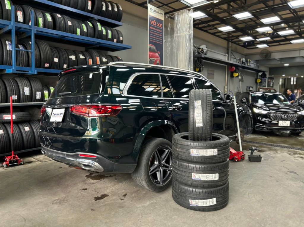 Cận cảnh lắp lốp Michelin 275/45R21 Pilot Sport 4 SUV Mỹ cho xe Mercedes Maybach GLS 450 ở Thanh An.