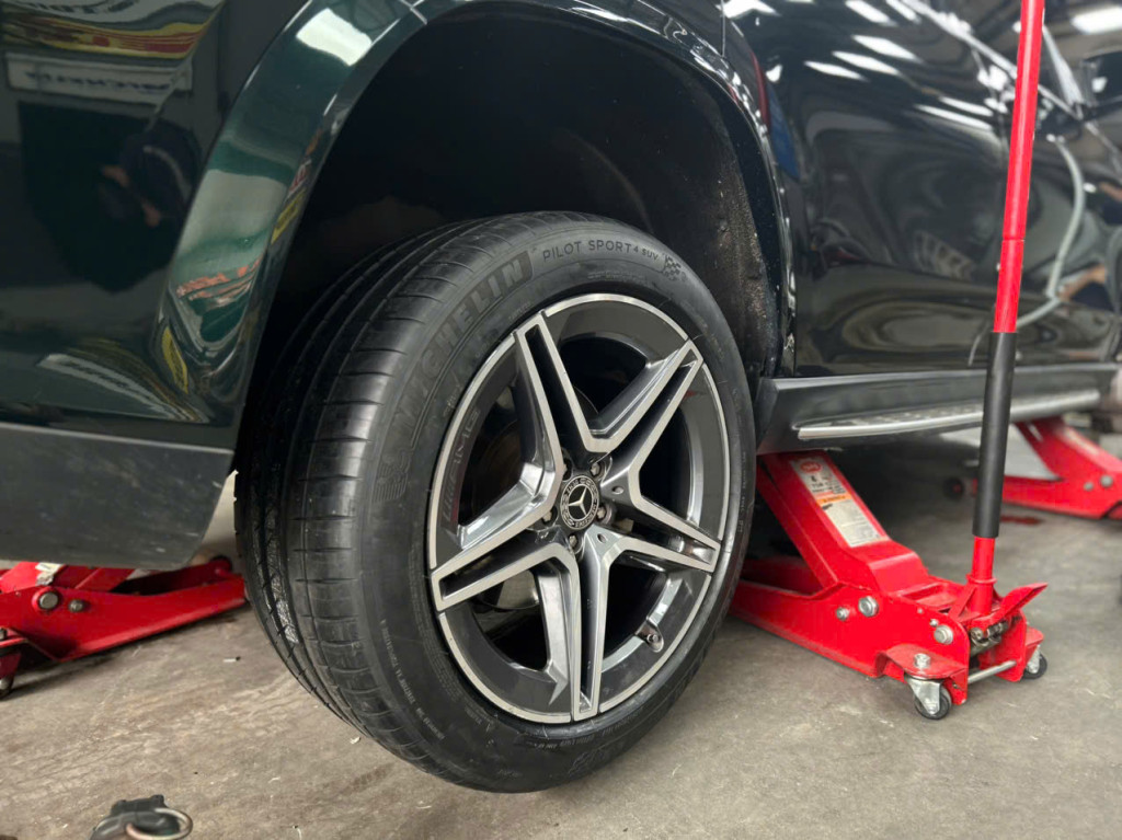 Xe sang Mercedes Maybach GLS 450 lựa chọn lốp Michelin 275/45R21 Pilot Sport 4 SUV Mỹ tại gara uy tín.