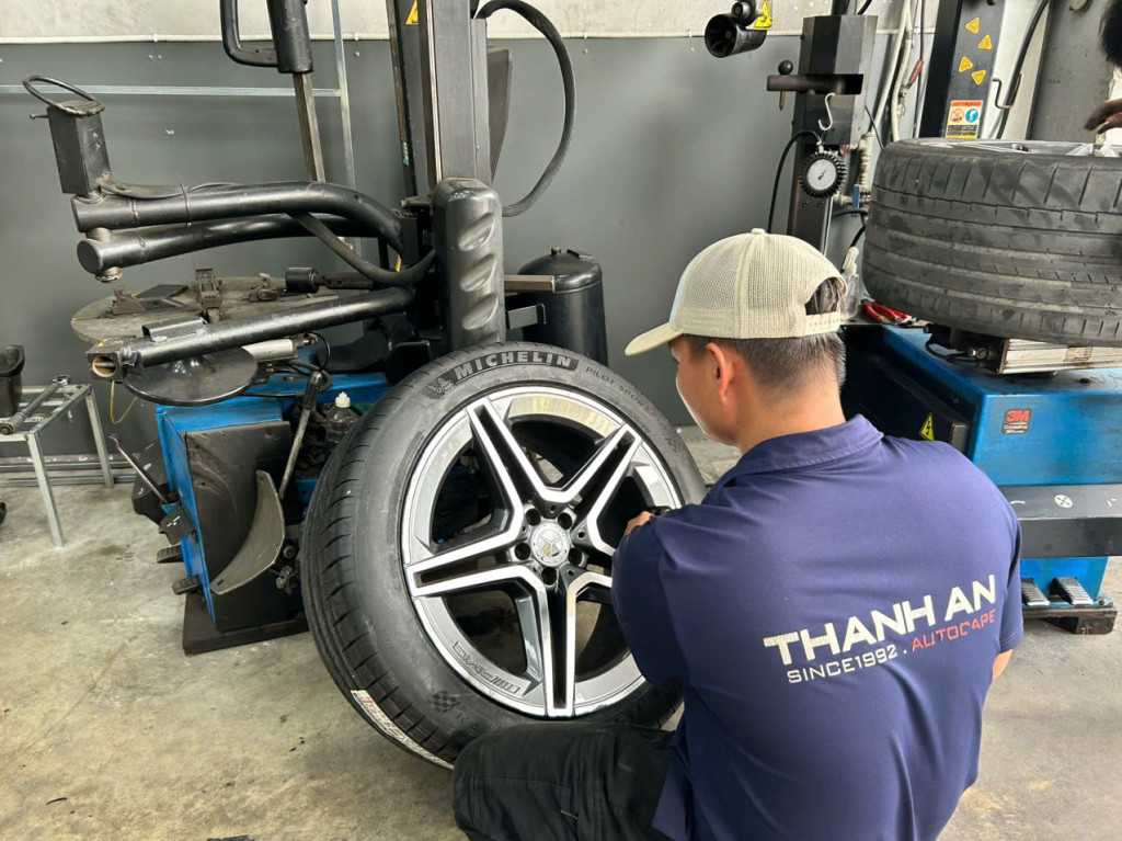 Kỹ thuật viên thay lốp Michelin 275/45R21 Pilot Sport 4 SUV Mỹ cho Mercedes Maybach GLS 450 tại xưởng.