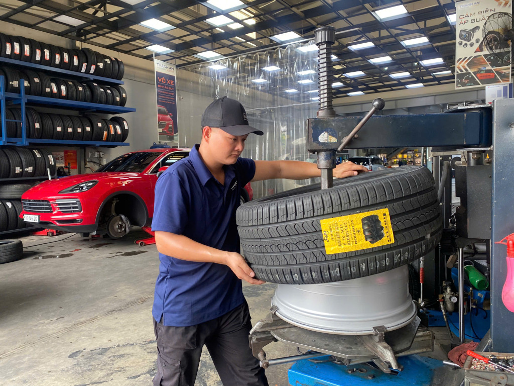 Xe sang Porsche Cayenne thực hiện dịch vụ thay lốp Pirelli 275/45R20 P Zero Runflat ở gara uy tín.