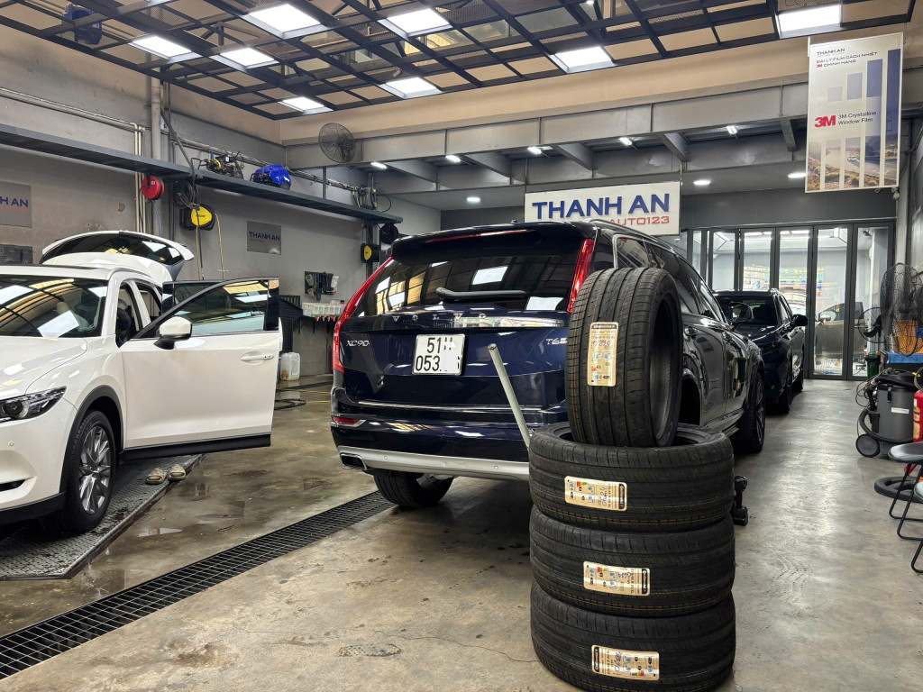 Volvo XC90 thay lốp Continental 275/45R20 Ultra Contact 6 SUV Đức đảm bảo êm ái tại gara Thanh An.
