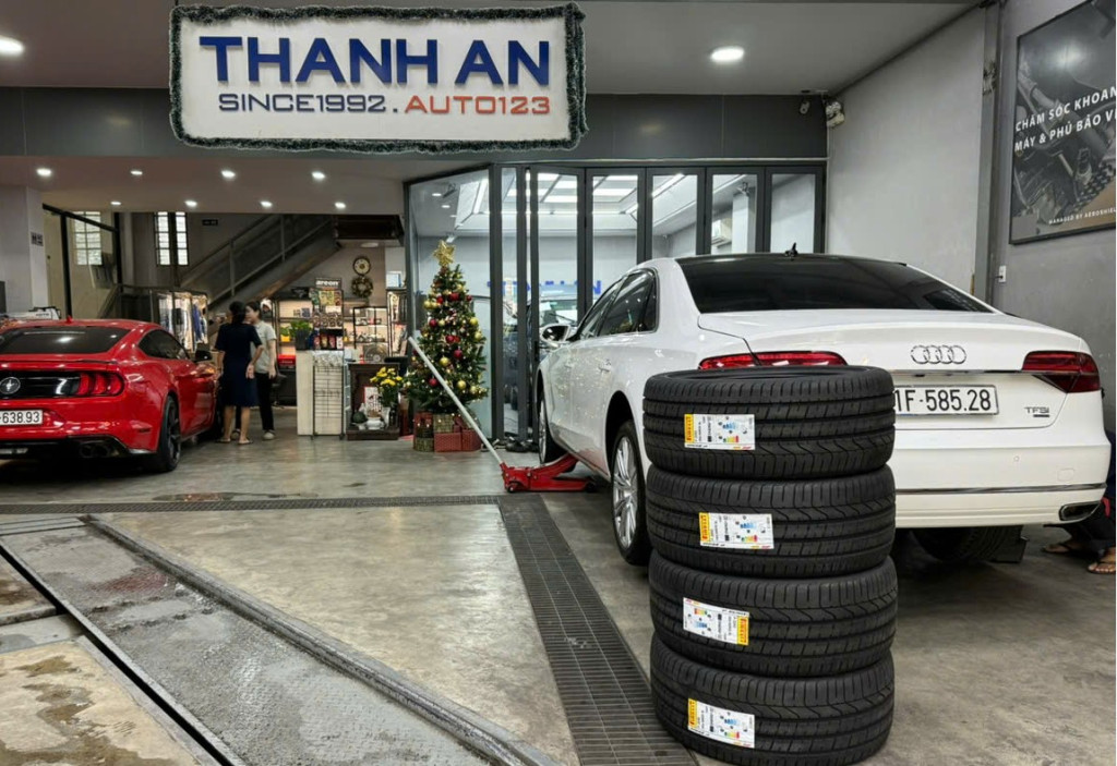 Audi A8 hoàn tất công đoạn thay lốp Pirelli 265/40R20 P Zero cao cấp tại cơ sở gara uy tín.