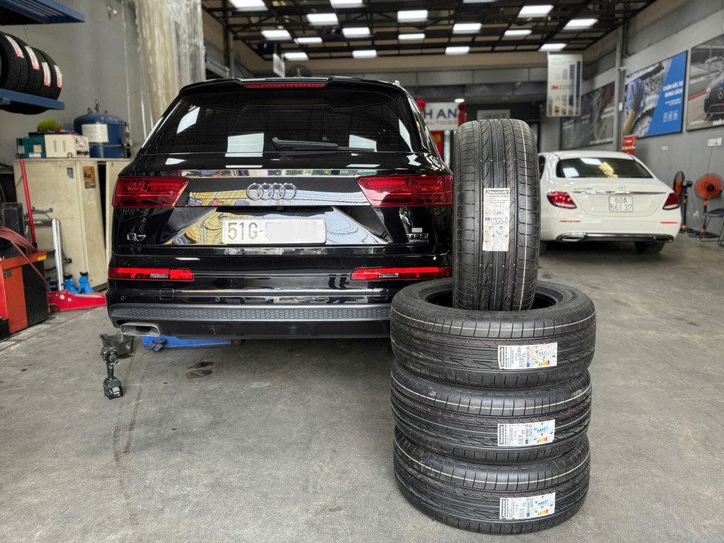 Audi Q7 vỏ xe Bridgestone 255-55R19 Dueler HP Sport 9 (1)