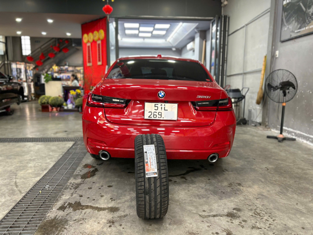 Mẫu xe sang BMW 320i lựa chọn thay vỏ xe Hankook 225/45r18 thể thao tại trung tâm lốp xe Thanh An AutoCare.