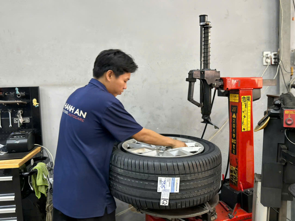 Kỹ thuật viên lắp đặt vỏ xe Michelin 265/50R19 Pilot Sport 4 cho khách tại gara