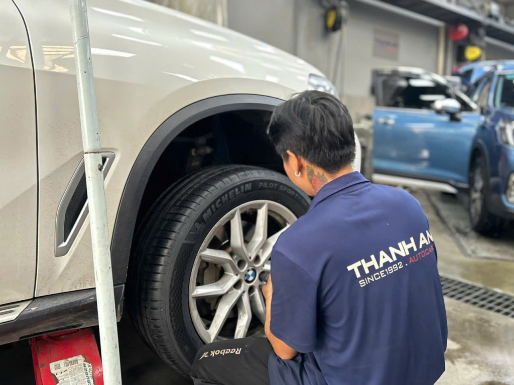 Quy trình thay vỏ xe Michelin 265/50R19 Pilot Sport 4 được thực hiện bởi KTV gara