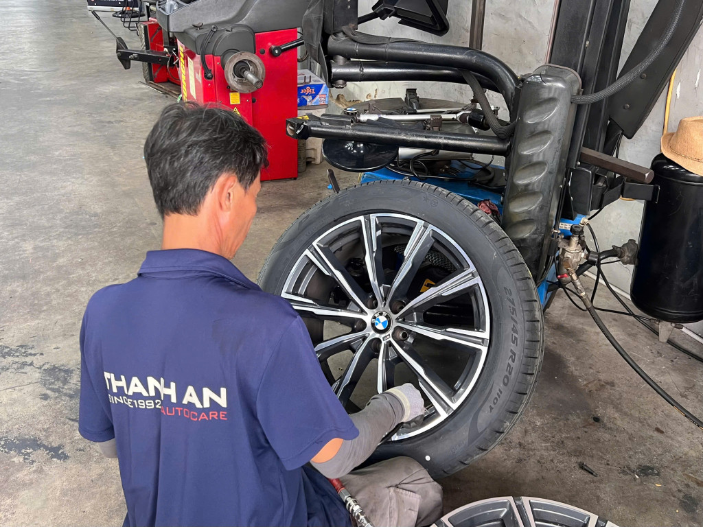 BMW X5 thay lốp xe Pirelli 305/40R20 P Zero PZ4 Runflat để tối ưu vận hành tại Thanh An AutoCare.