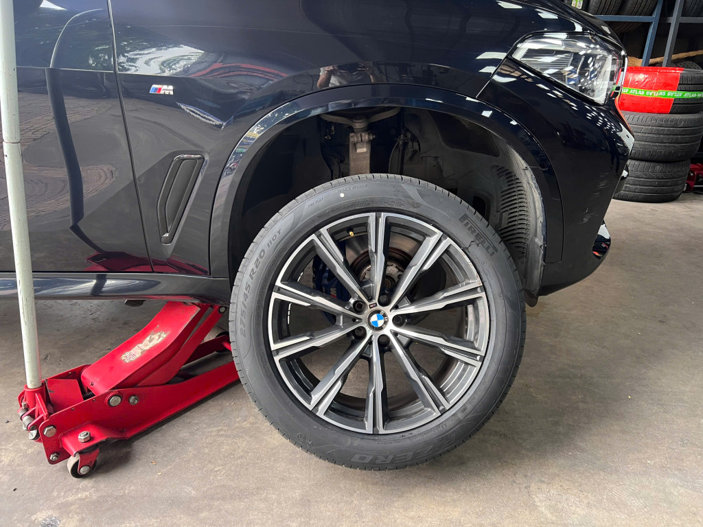 Hình ảnh xe BMW X5 trong quá trình thay lốp Pirelli 275/45R20 P Zero Runflat tại trung tâm gara.