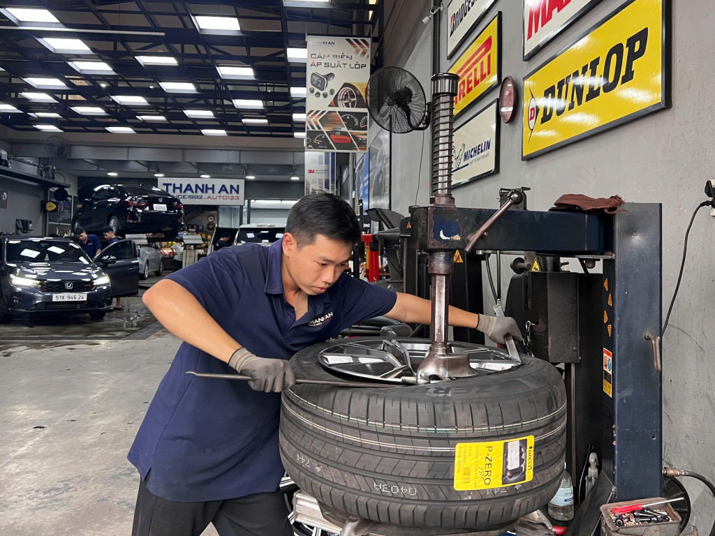 Lắp đặt lốp chống xịt Pirelli 305/40R20 P Zero PZ4 Runflat cho xe BMW X5 bởi thợ lành nghề tại gara.