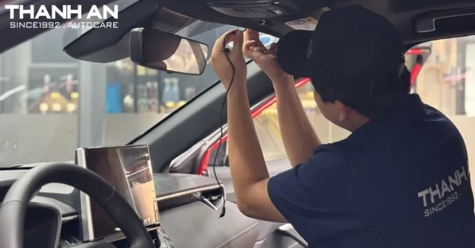 Kỹ thuật viên đi đường dây điện chuyên nghiệp để lắp đặt camera hành trình