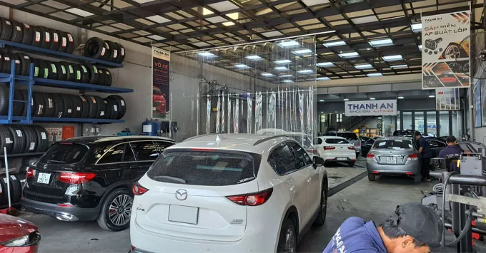 Khách hàng thay vỏ lốp 235/60R18 xe ô tô tại cửa hàng Thanh An Autocare Quận 7