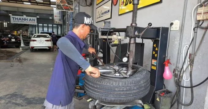 Lắp vỏ Bridgestone 235/60R18 vào mâm xe