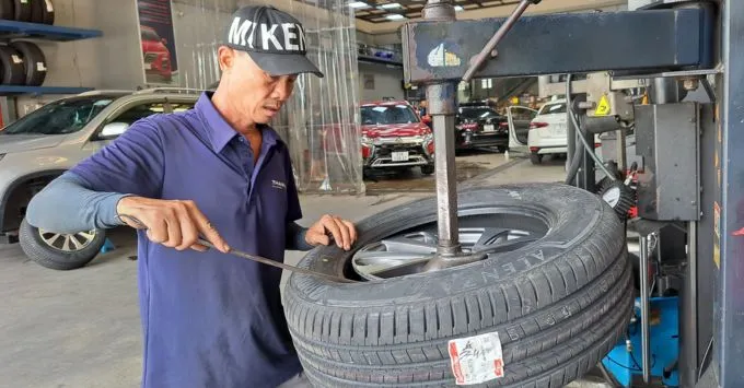 Thay lốp Bridgestone 235/60R18 cho xe Kia Sorento tại Thanh An Autocare quận 7