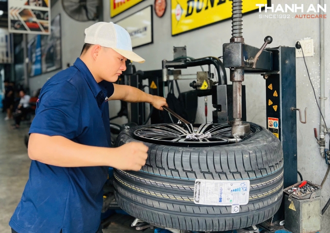 Lắp lốp xe Mercedes GLS 450 mới tại gara