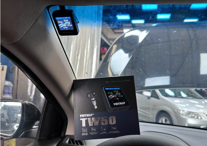 Cảm biến áp suất lốp van trong Vietmap TW50 lắp tại gara