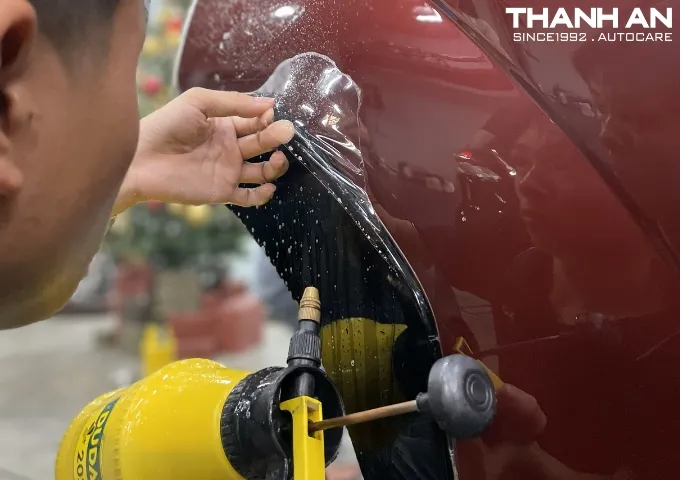Chủ xe kiểm tra chất lượng phim bảo vệ sơn trên chiếc Volkswagen Touareg Luxury.