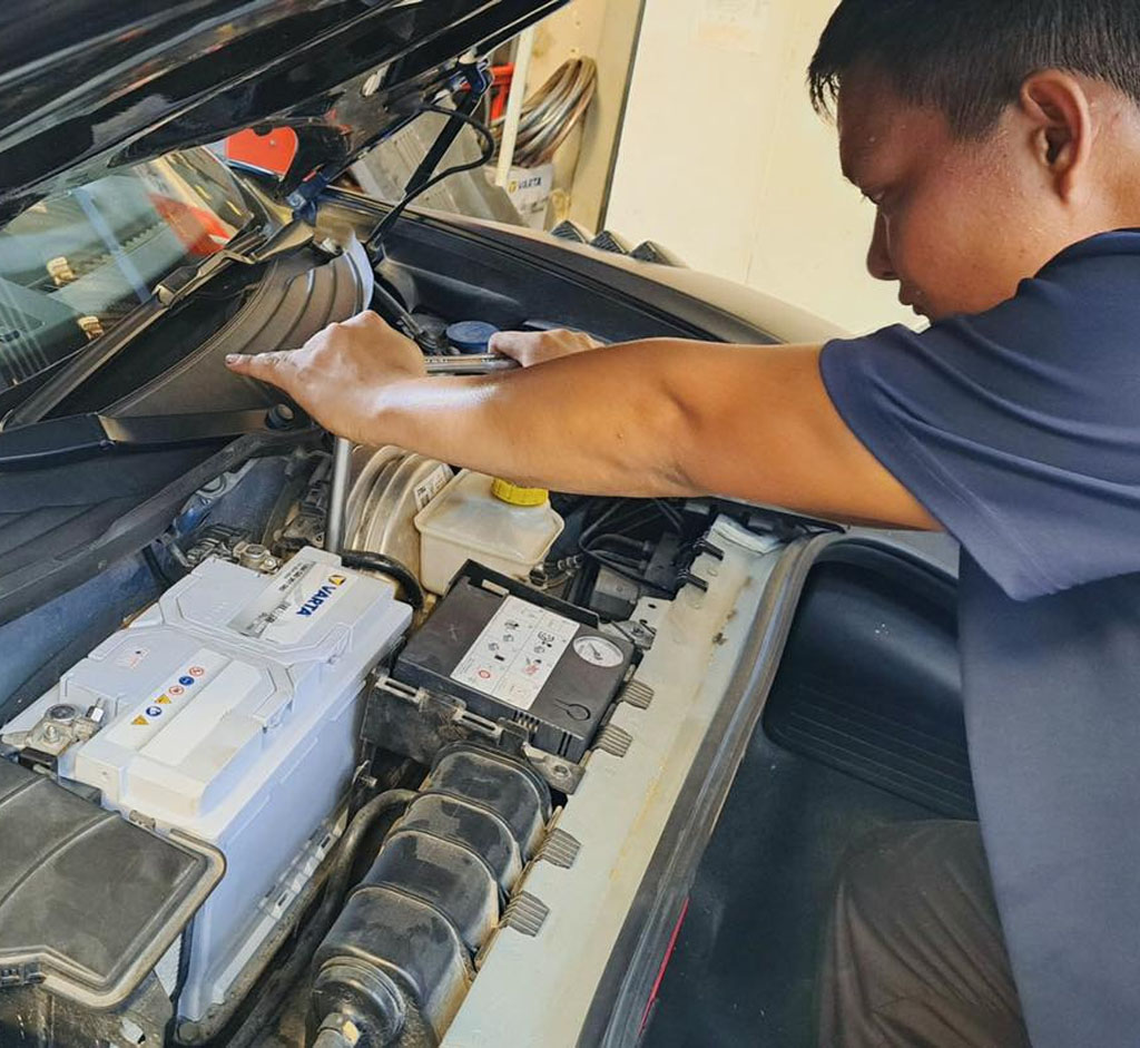 Bảo dưỡng nhanh xe ô tô thay bình ắc quy tại Thanh An Autocare