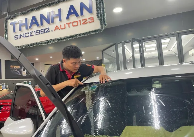 Phim cách nhiệt 3M bảo vệ nội thất Alcantara của Porsche 718 Spyder