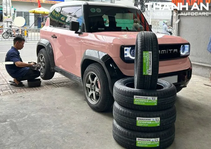 Bốn lốp Bridgestone 205/65R16 Ecopia EP150 Indonesia mới xếp cạnh xe ô tô