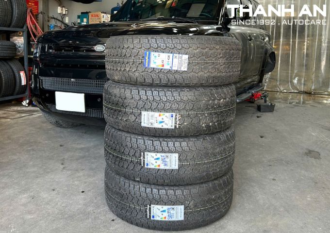 Bốn lốp Goodyear mới xếp cạnh xe ô tô trước khi lắp đặt