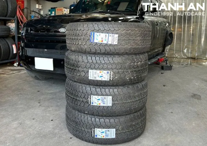 Bốn lốp Goodyear mới xếp cạnh xe ô tô trước khi lắp đặt