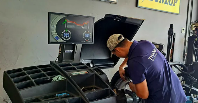 Cân mâm dán chì cho lốp 225/55R19 khi thay vỏ tại Thanh An Autocare Quận 7
