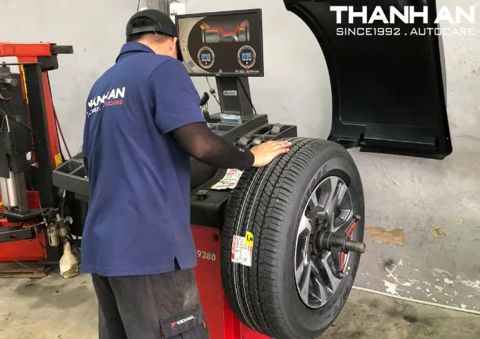 Cân bằng động lốp Bridgestone 265/60R18 Dueler H/T 684 Thái Lan sau khi lắp đặt