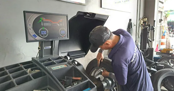 Cân mâm dán chì miễn phí sau khi thay lốp Michelin 235/60R18 cho Honda CR-V uy tín tại Thanh An Autocare Quận 7