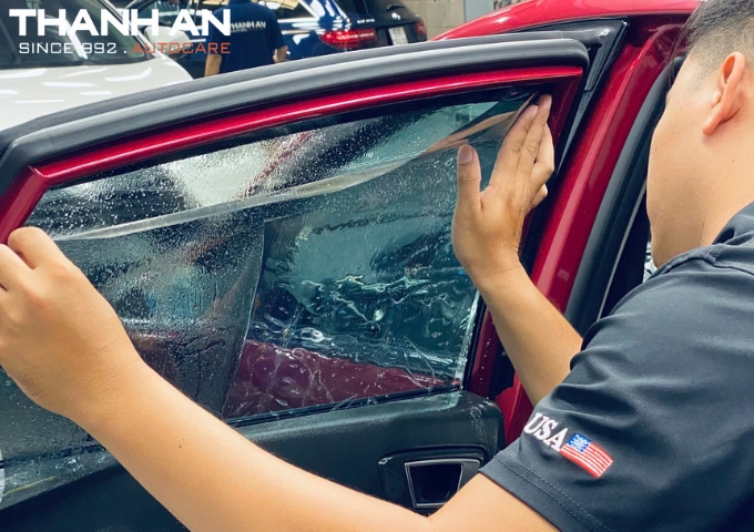 Khách hàng hài lòng sau khi dán phim cách nhiệt cho xe BMW