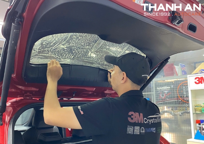 Xe Ford được dán phim cách nhiệt toàn bộ kính tại Thanh An Autocare