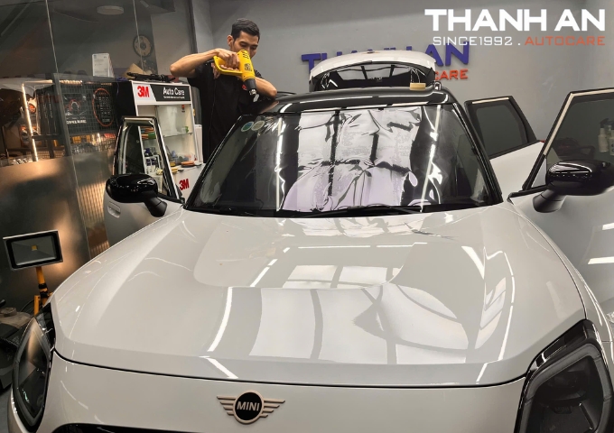 Kỹ thuật viên thi công dán phim cách nhiệt cho xe Toyota tại gara