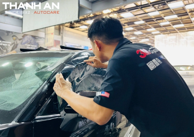 Dán phim cách nhiệt 3M chính hãng cho xe ô tô sang trọng