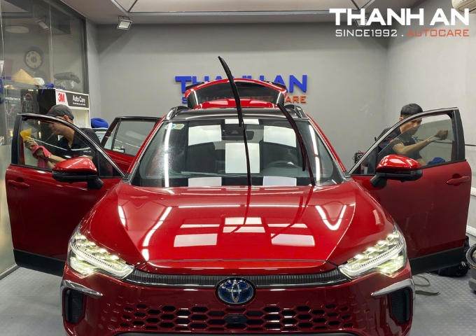 Kỹ thuật viên kiểm tra lớp phim cách nhiệt sau khi dán cho xe Beijing X55