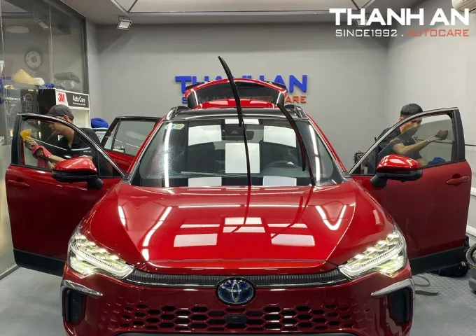 Kỹ thuật viên kiểm tra lớp phim cách nhiệt sau khi dán cho xe Hyundai Santa Fe