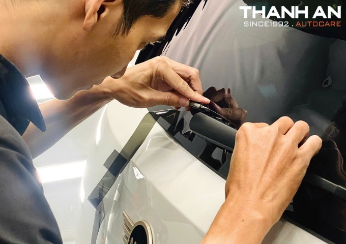 Kỹ thuật viên Thanh An Autocare dán phim cách nhiệt xe ô tô Toyota Camry