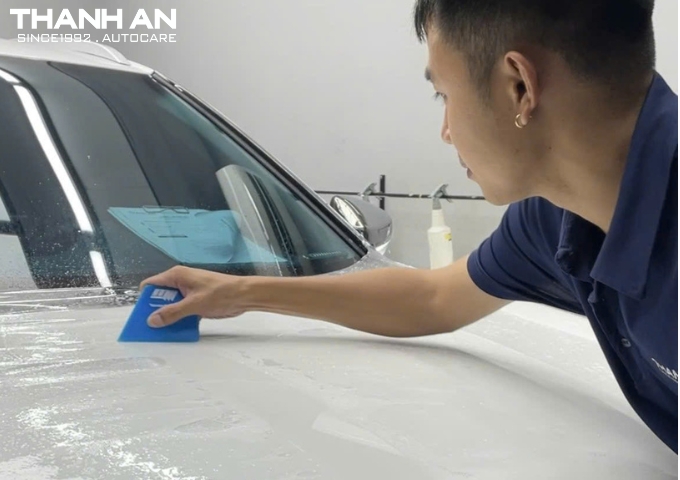 Dán PPF xe ô tô cao cấp cho dòng SUV tại gara.