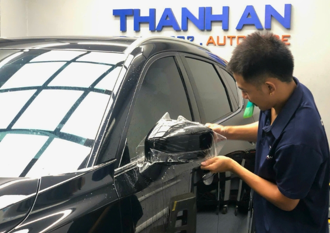 Hoàn thiện dán ppf cho chiếc Hyundai Elantra tại trung tâm chuyên nghiệp.