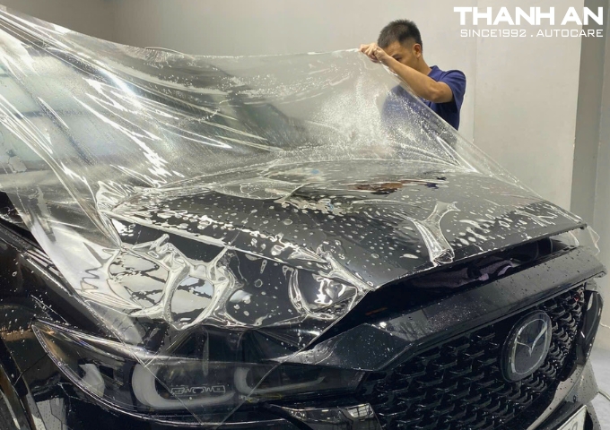 Bảo vệ nắp capo với lớp phim ppf trong suốt cho xe Hyundai Elantra.