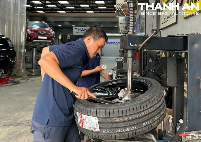 Quy trình thay lốp Kumho chuyên nghiệp tại xưởng dịch vụ