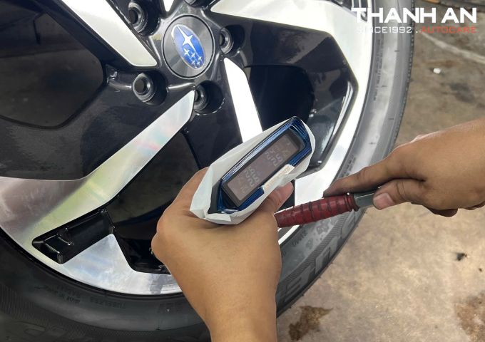 Lắp đặt cảm biến áp suất lốp van trong Steelmate TP MT 11 Pro