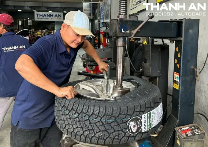 Thay lốp Kumho mới giúp xe vận hành êm ái và an toàn