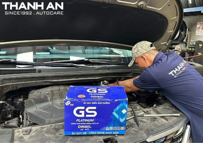 Kỹ thuật viên lắp đặt bình ắc quy GS cho xe ô tô tại gara tphcm
